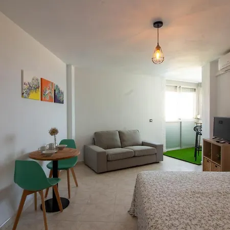 Larios Dos 504. Estudio Con Vistas Al Mar Cerca De La Playa *